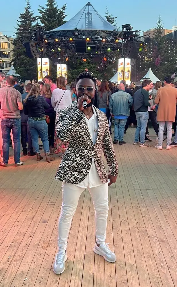 Vincent zingend op een festival
