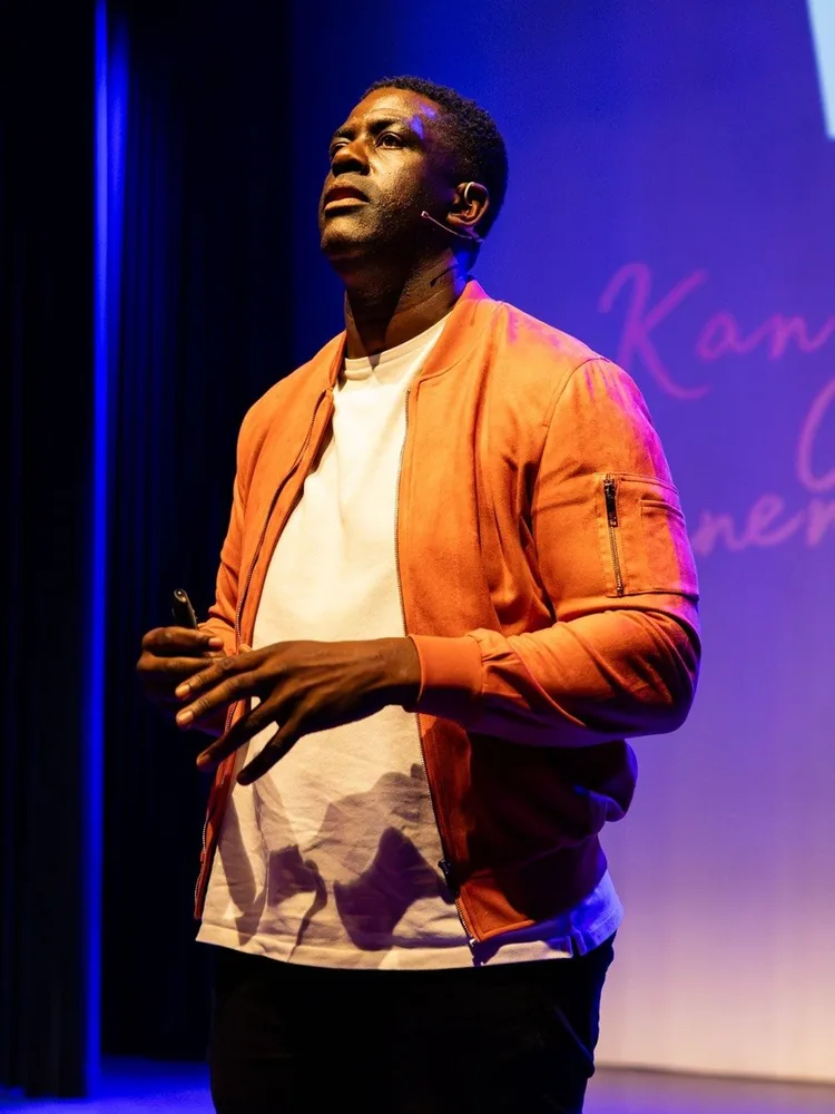 Vincent tijdens een lezing in het theater