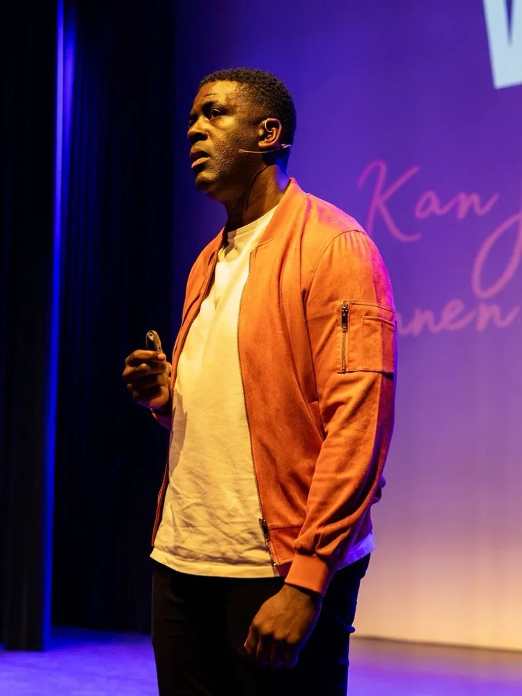 Vincent tijdens een lezing, zaal in het donker