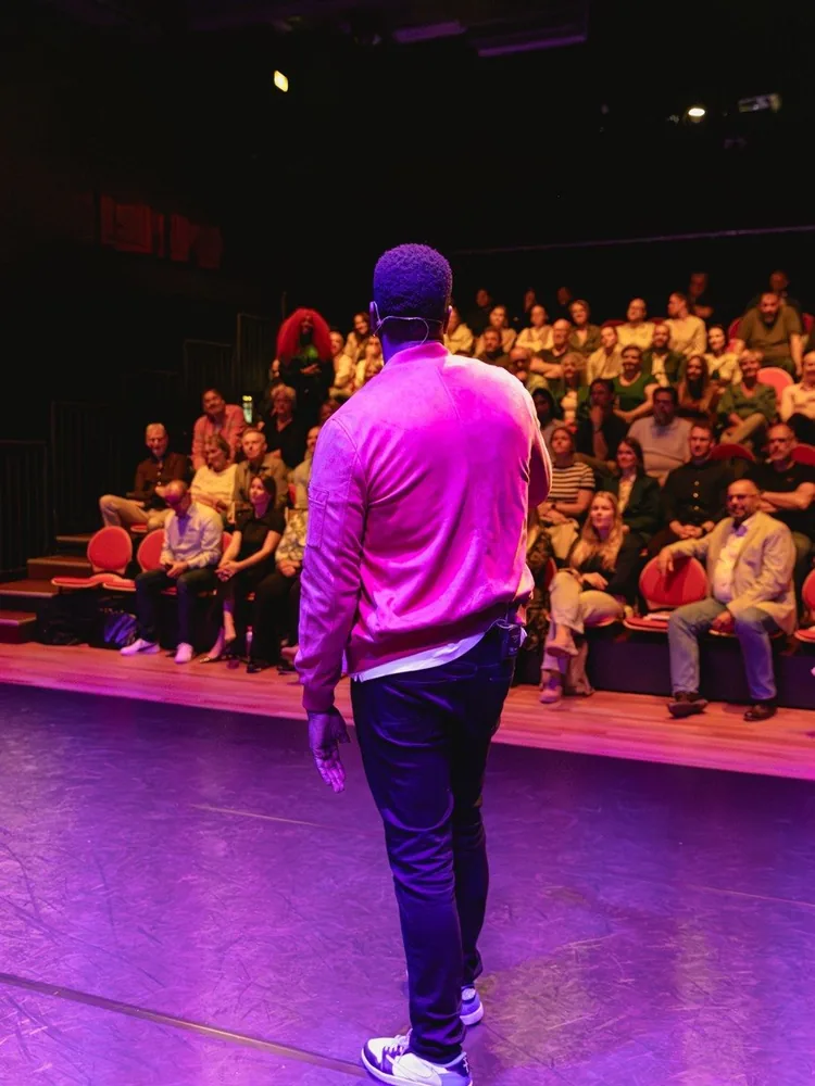 Vincent spreekt een volle theaterzaal toe