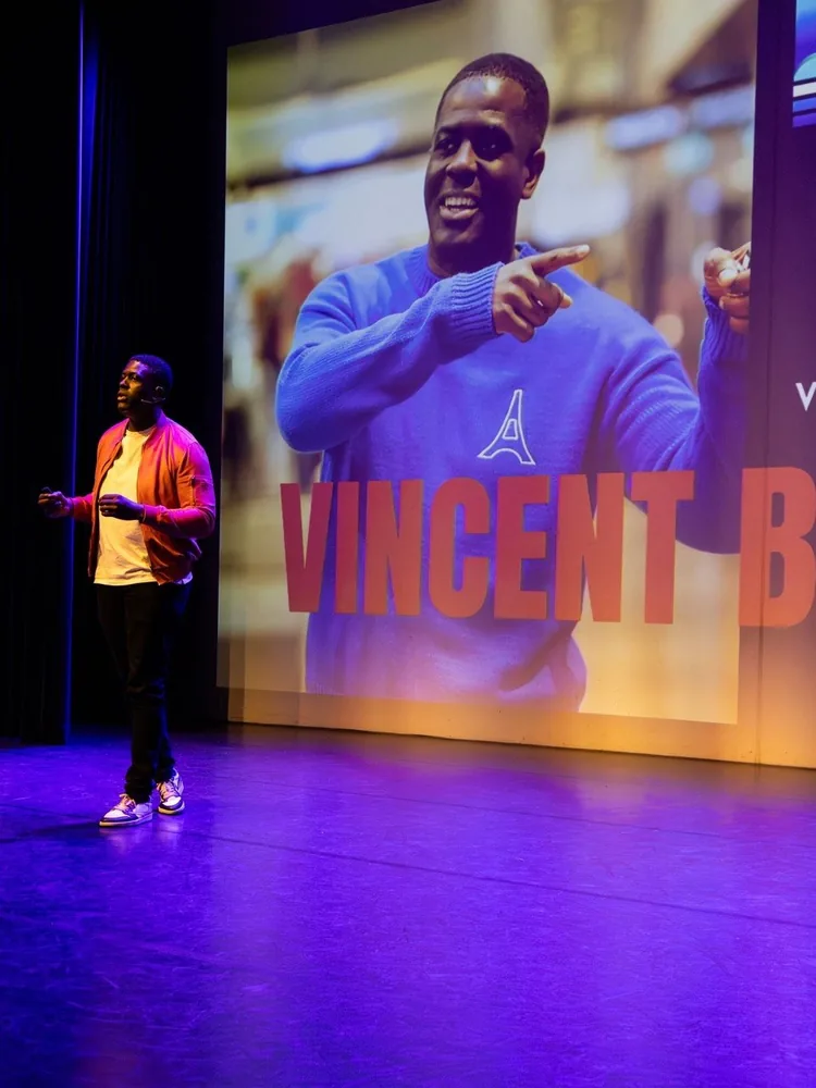 Vincent op het grote scherm tijdens zijn lezing