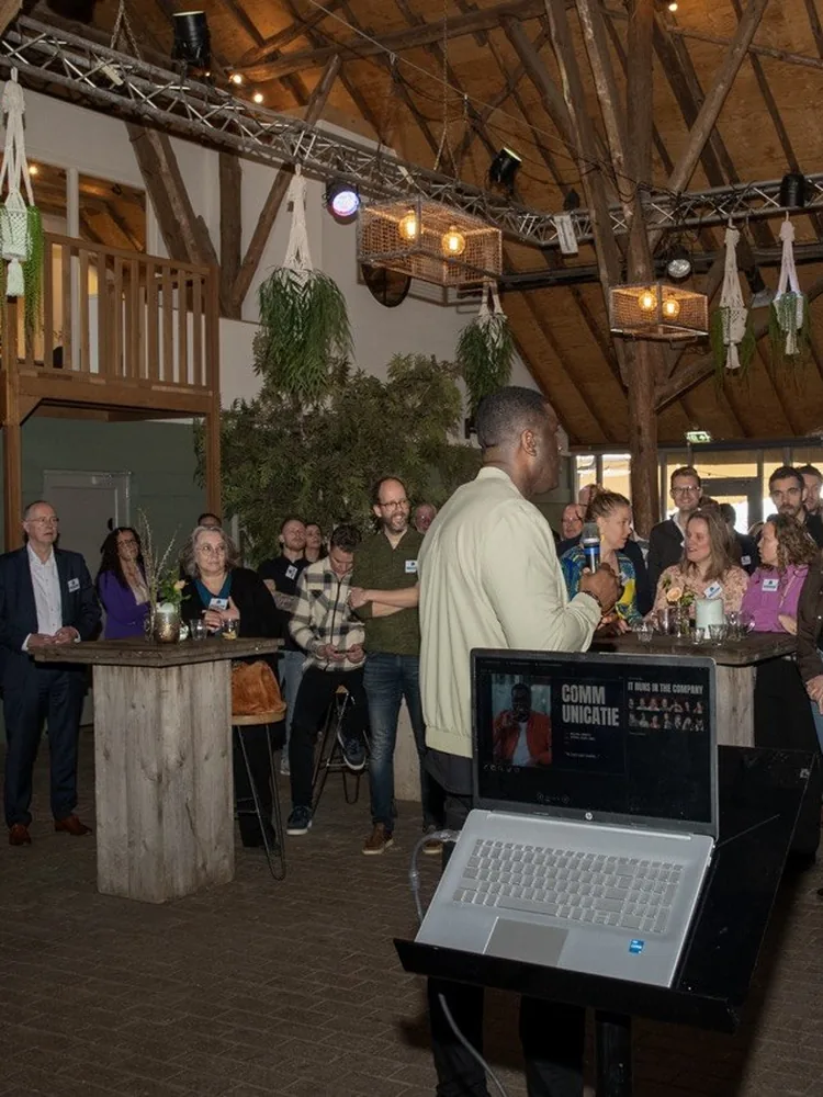 Vincent spreekt een groep toe tijdens een netwerkbijeenkomst