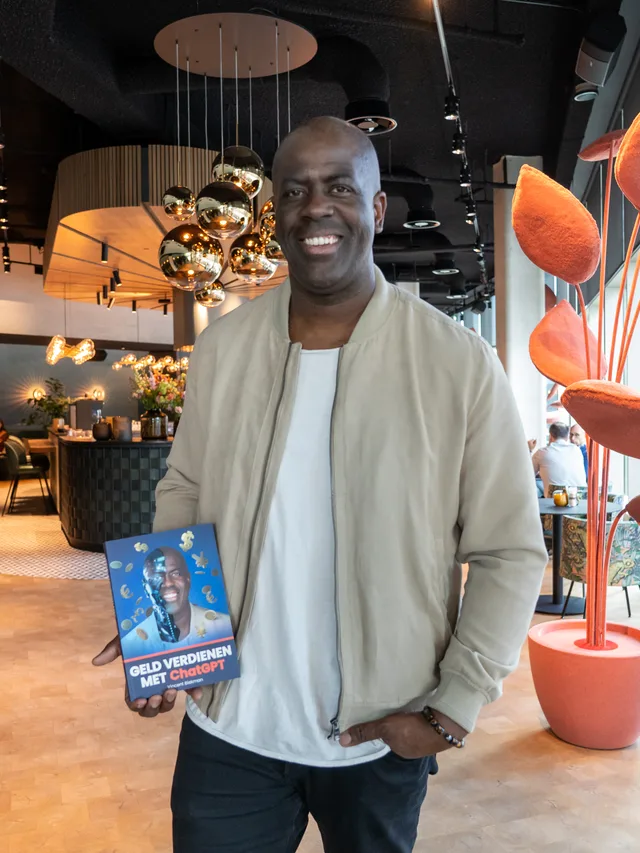 Vincent met zijn boek Geld verdienen met ChatGPT