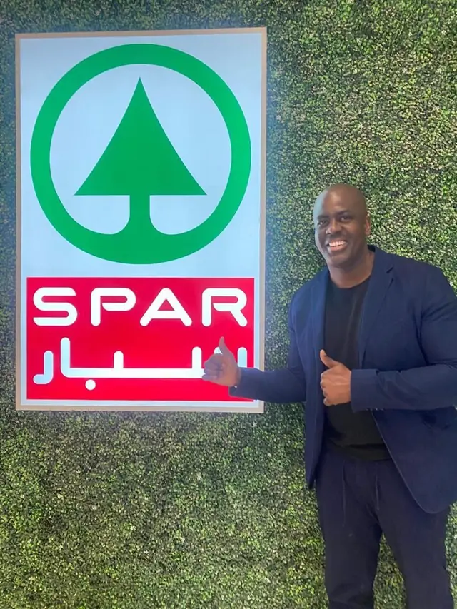Vincent bij een supermarkt